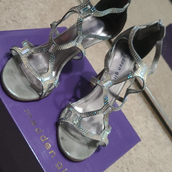 Silver Heels - Picture 2 of 4